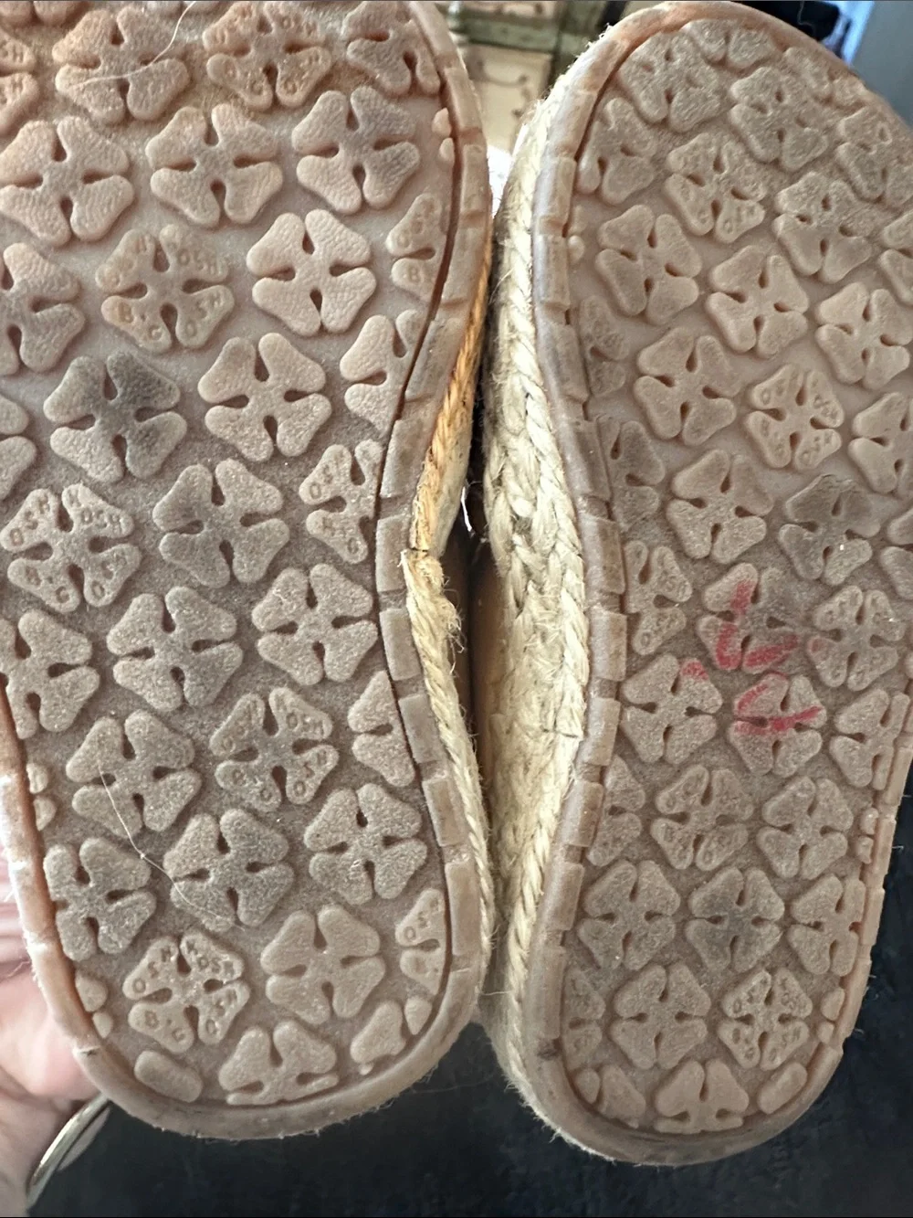 OshKosh B'gosh Metallic Gold Ruffle Slip-Ons SIze 4 adorable